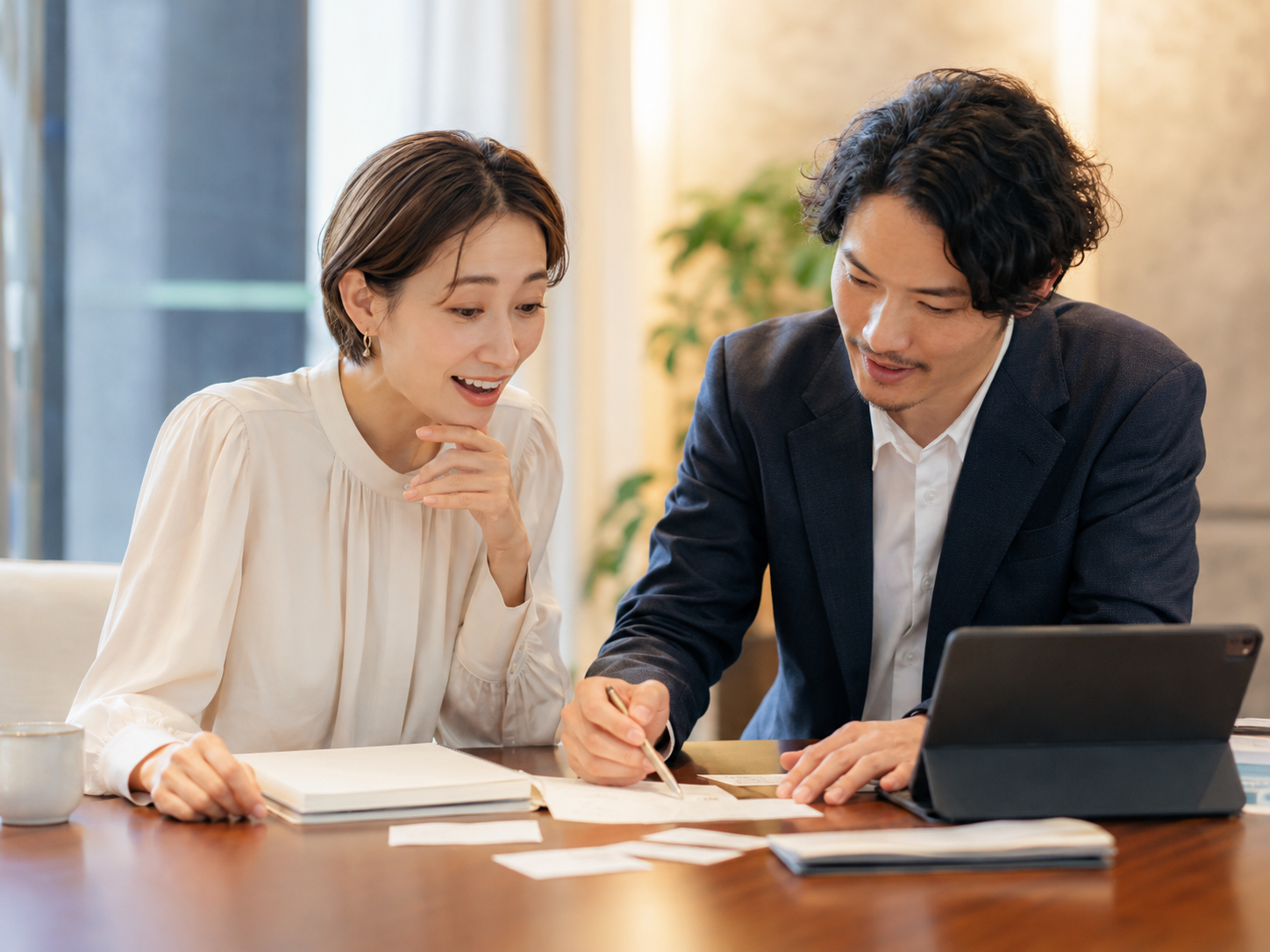 ビジネスネーム作成で相談しながら名前候補を検討する様子