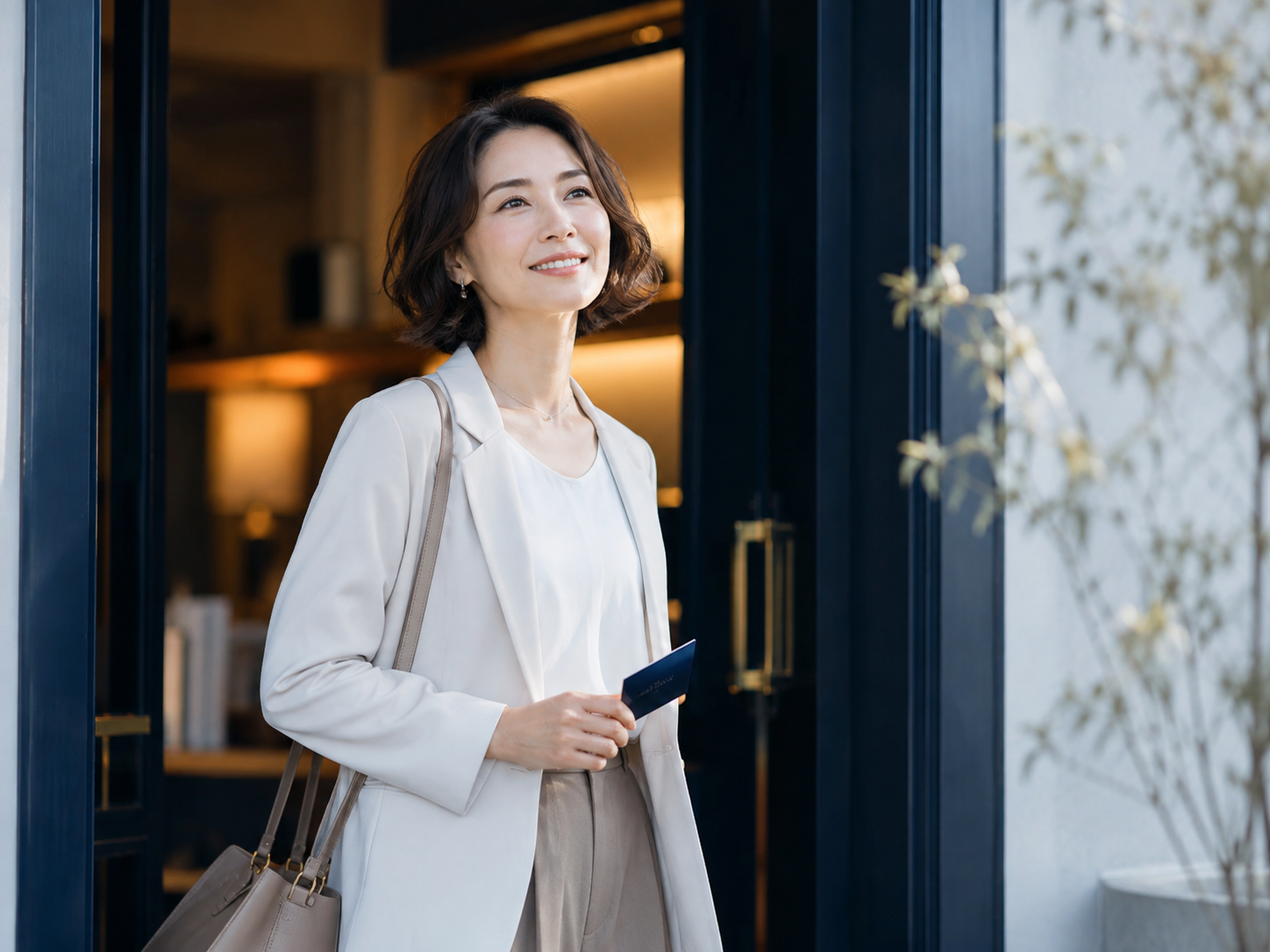 新しいビジネスネームで仕事を始める未来をイメージした女性